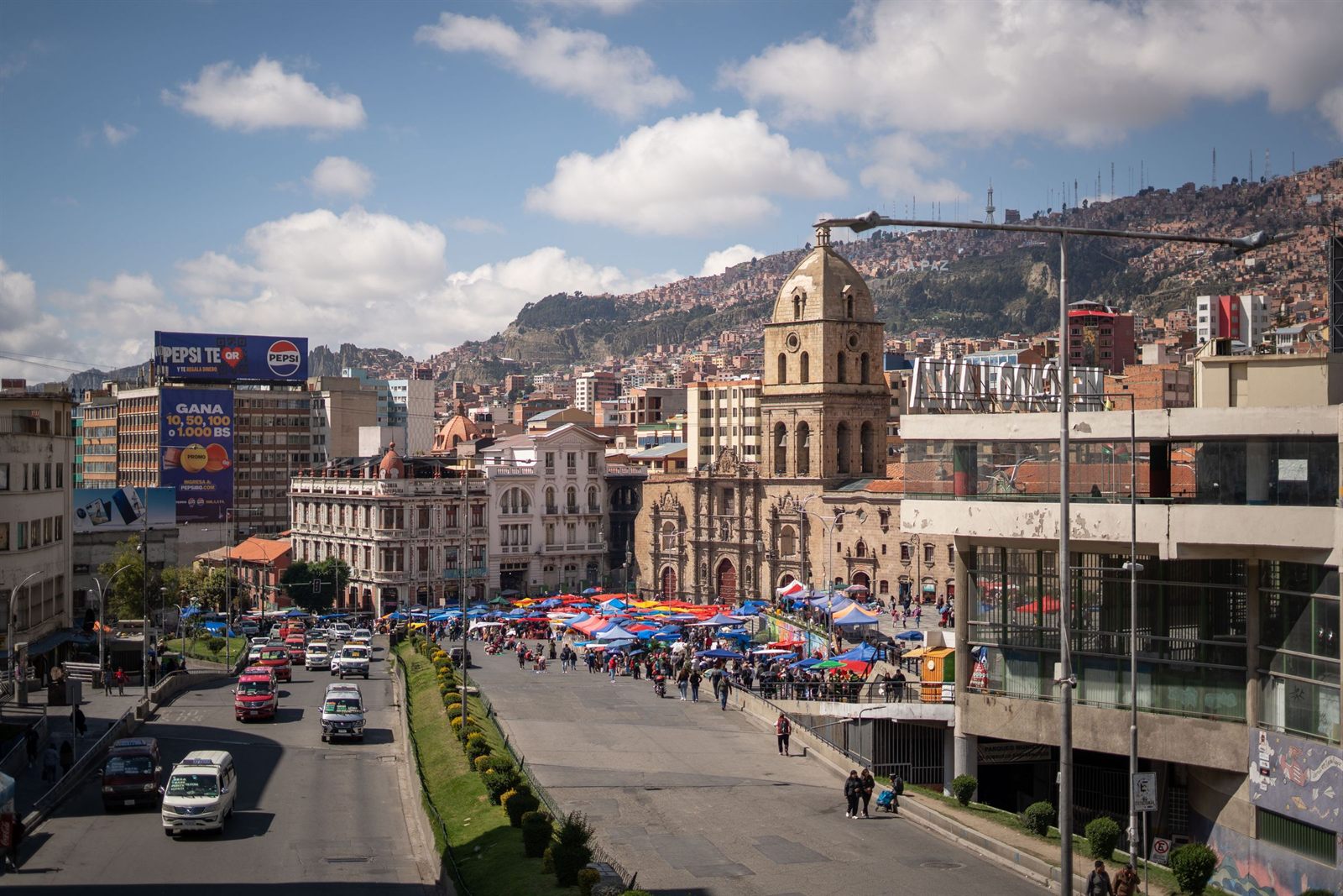 Busy avenue in La Paz